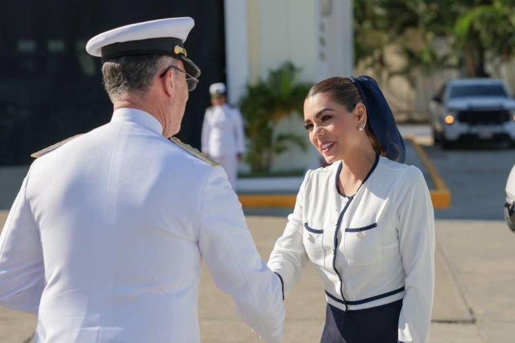 Evelyn Salgado en la toma de posesión del nuevo comandante de la Octava Región Naval