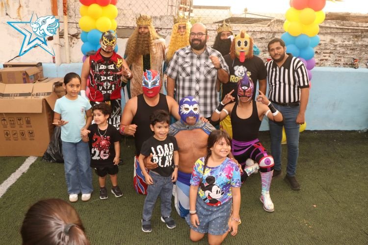 Ricardo Salinas Méndez participa en función de lucha libre CAR NOBA por el Día de Reyes en Acapulco