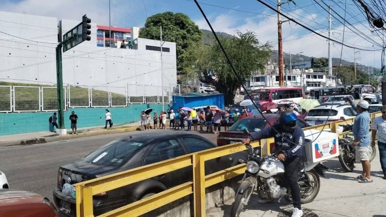 Bloquean avenida Ruiz Cortines para exigir agua potable en Acapulco