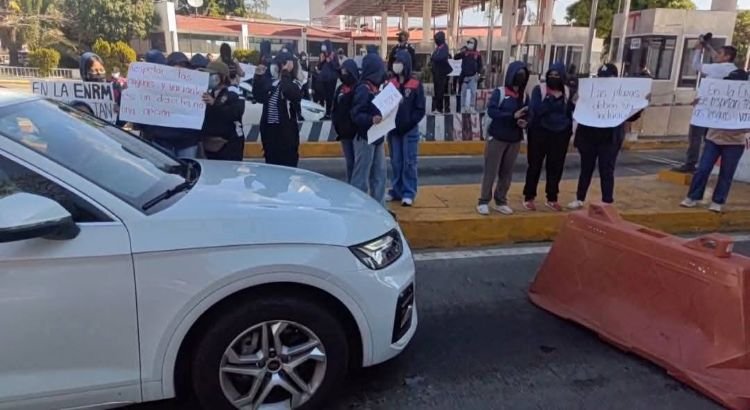 Estudiantes normalistas toman caseta de Palo Blanco en la Autopista del Sol