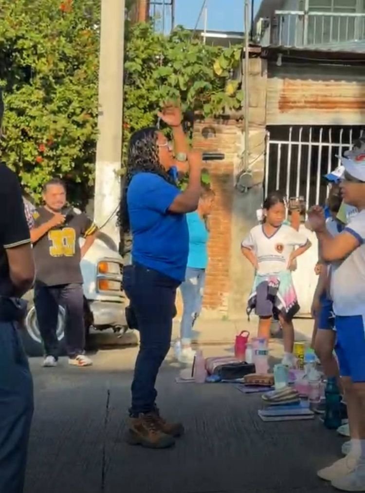 Bloquean avenidas en Acapulco para exigir reparación de escuela primaria afectada por sismo