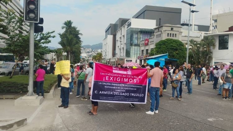 Maestros del CETIS 90 bloquean la Costera en Acapulco por adeudos salariales