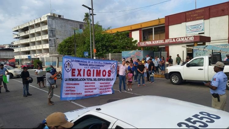 Padres de familia bloquean la Costera en Acapulco