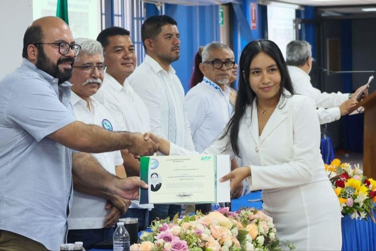 Ricardo Salinas felicita a profesionistas recién egresados de Acapulco