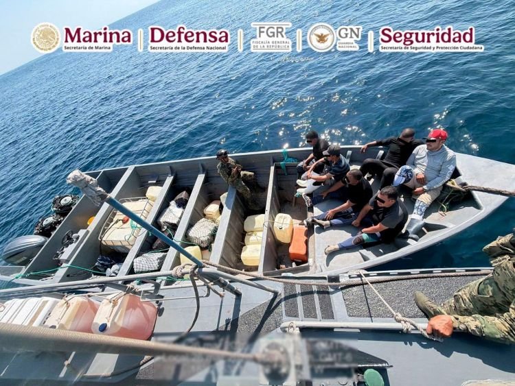 Marina asegura embarcación con cocaína en costas de Michoacán