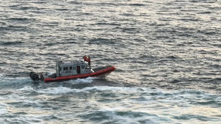 Buscan a dos pescadores desaparecidos tras ser arrastrados por mar de fondo en Playa Poza Azul