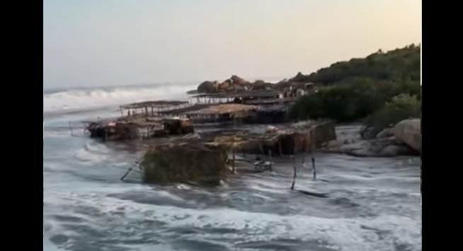 Oleaje destruye estructuras en Playa Azul y causa alarma entre pobladores