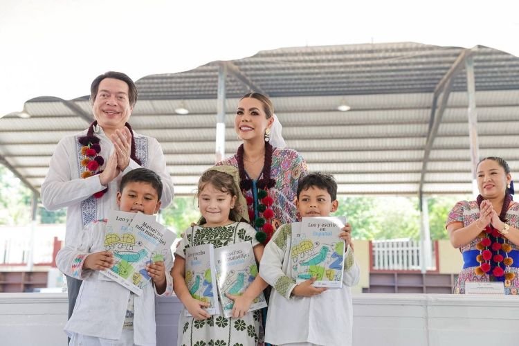 Evelyn Salgado entrega apoyos y libros de texto en lengua materna