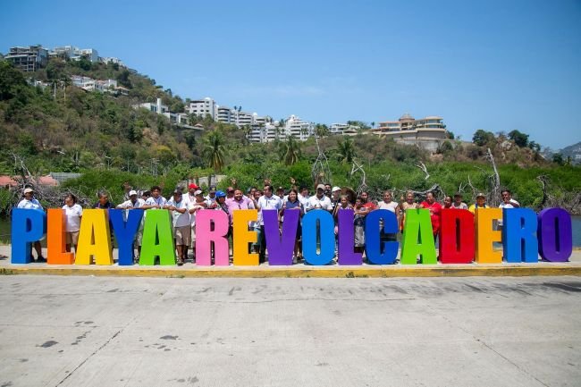 Entregan letras de Playa Revolcadero dando un punto atractivo para la zona turística 
